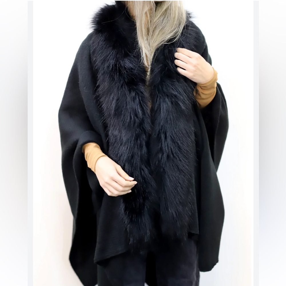Chic Black Faux Fur Trim Cape. NWOT.